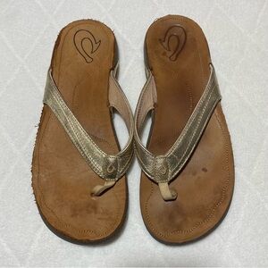 OLUKAI Women’s Kumu sandal in gold size 11